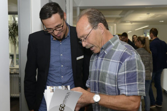 Verkaufsberater Thomas Breuss mit Arnold Roethlin