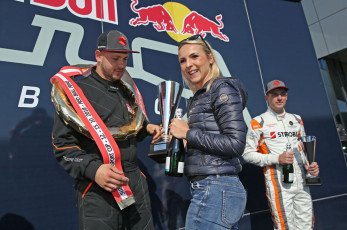 Bild 12_Oliver Müller (SUZUKI Team Austria) ist Sieger des 1. Rennens am Red Bull Ring. Christina Ettel (Cup Organisatorin)
