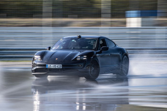 06_Porsche_Taycan_driftet_ins_Guinness_World_Records____Buch