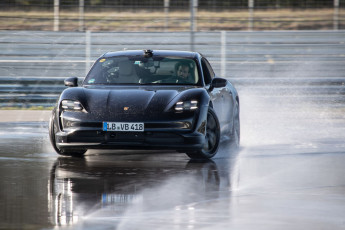 07_Porsche_Taycan_driftet_ins_Guinness_World_Records____Buch