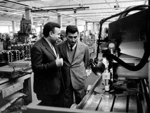 foto storiche bn Ferruccio Lamborghini e Sig. Malossi caporeparto in fabbrica