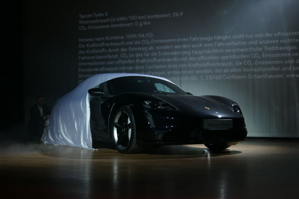 Das Jahr des Porsche - Präsentation des Taycan vom Porsche Zentrum ...