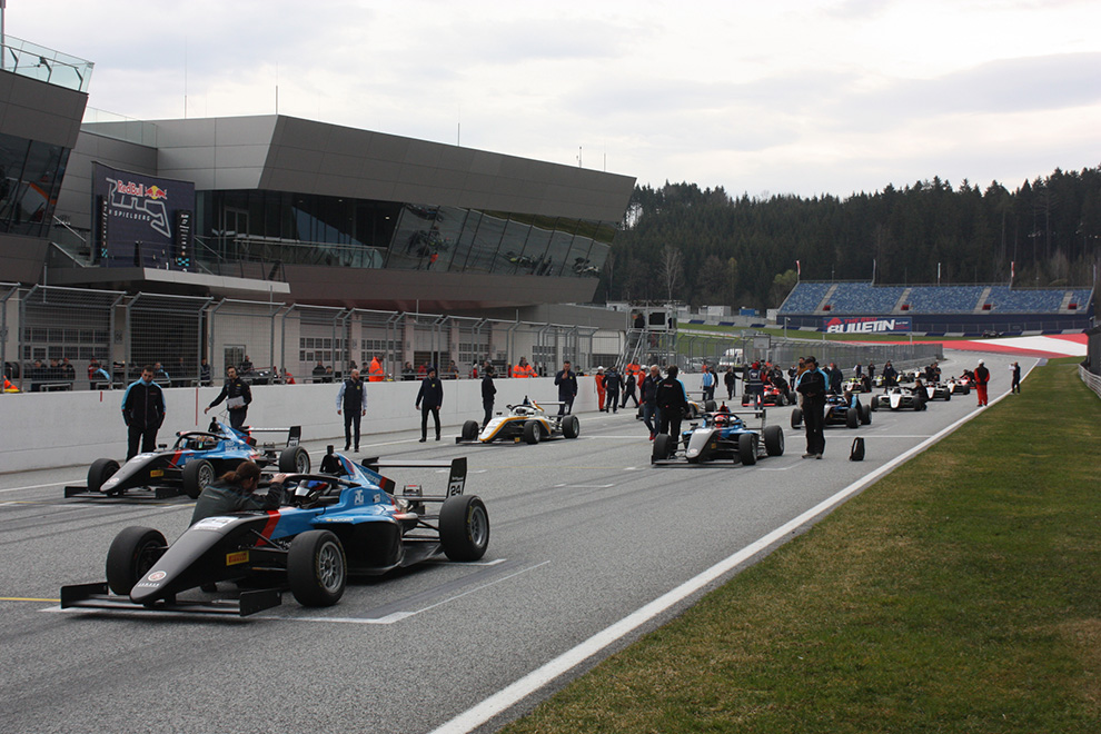 CEZ-F4 in Spielberg: Schmerzhafter Saisonanfang für Simon Schranz ...